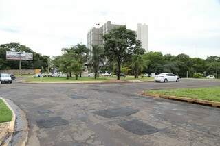 Buracos foram fechados na rotatória da avenida Via Park com avenida Mato Grosso (Foto: Fernando Antunes)