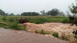 Chuva forte em Chapadão do Sul fez córrego transbordar em alguns pontos. (Foto: Chapadense News)