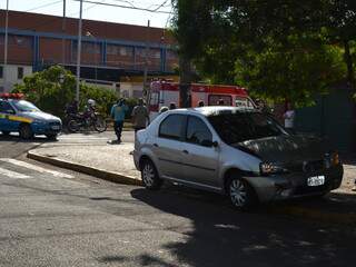 O Logan foi parar em cima da calçada, na rua Barão do Rio Branco, e teve a frente do veículo danificada (Foto: Mariana Lopes)