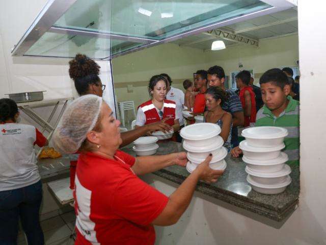 Volunt&aacute;rios se preparam para manter venezuelanos at&eacute; domingo na Capital