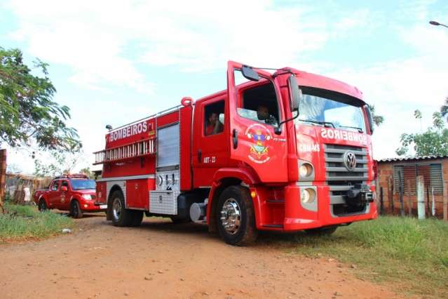 Moradores apagam inc&ecirc;ndio em uma resid&ecirc;ncia no bairro Caiob&aacute;