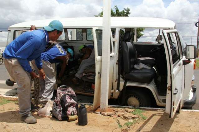 Caminh&atilde;o deixa dois feridos ao bater em Kombi com 9 trabalhadores