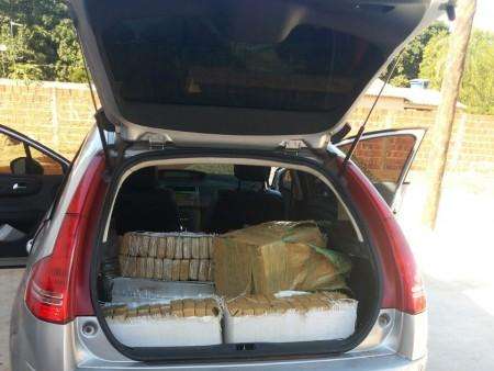 Ve&iacute;culo de luxo &eacute; apreendido com 484 quilos de maconha em MS