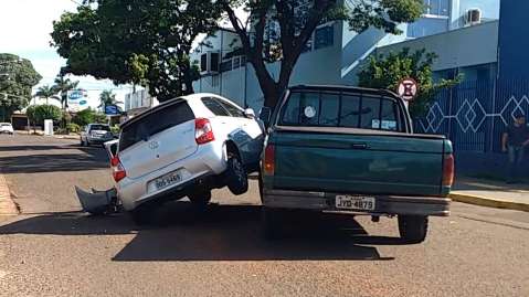 Carro fica preso em outro após acidente com vítima na Vila Progresso