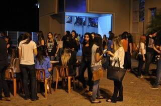 Do lado de fora antes do sorteio começar, os jovens ficam conversando, alguns nem entraram na missa (Foto: Alcides Neto)