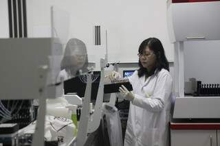 Testes de Ácido Nucléico são feitos em uma sala especial onde estão os equipamentos. 
