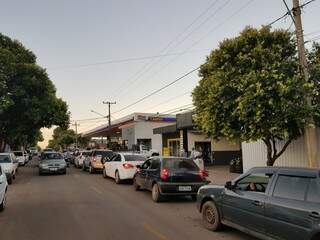 Fila quilométrica de veiculos para comprar combustível em Bonito. (Foto: Direto das Ruas)