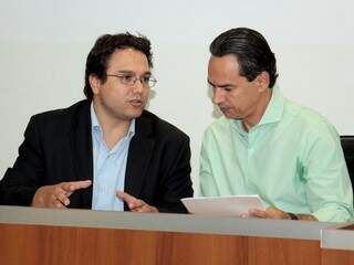 Secretário de Finanças (à esquerda) ao lado do prefeito (Foto: PMCG/Divulgação)