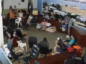 Reuni&atilde;o deve definir perman&ecirc;ncia de manifestantes em C&acirc;mara ocupada h&aacute; 21 dias