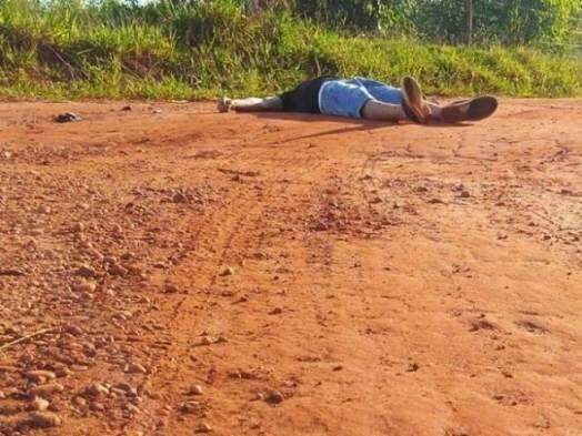 Adolescente &eacute; morto com tiro no olho e corpo &eacute; encontrado perto de rodovia