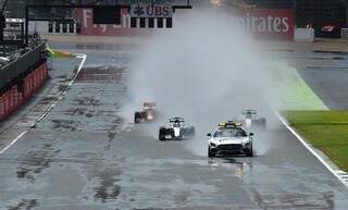 Corrida começou com forte chuva e Safety Car na pista  no GP da Inglaterra (Foto: Fórmula 1 - Divulgação)