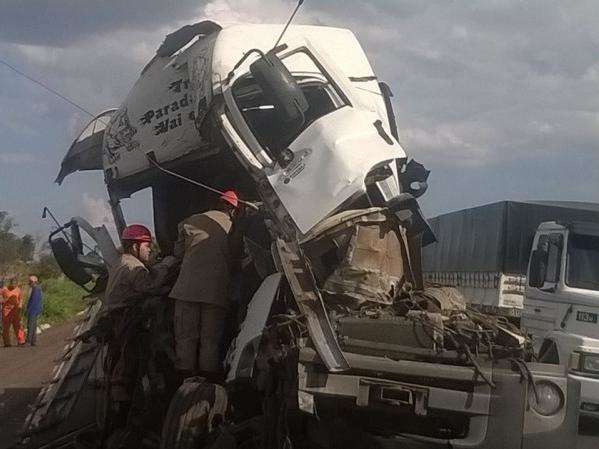Duas pessoas morreram em acidente envolvendo carretas na BR-267