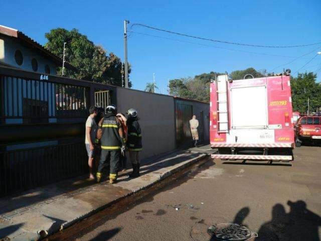 Mulher fica ferida ao tentar apagar inc&ecirc;ndio em resid&ecirc;ncia na Vila Sobrinho