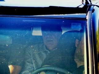 Ex-governador no banco traseiro de viatura da PF, na terça-feira, quando foi preso (Foto: Marcos Ermínio)