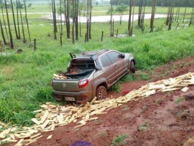 Picape capota e traficante abandona 800 quilos de maconha em estrada