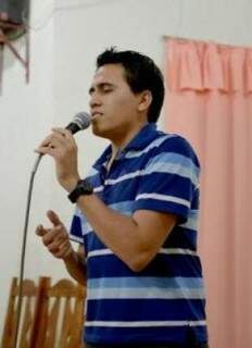 Saulo sempre gostou de cantar e se apresenta na igreja. (Foto: Arquivo pessoal)
