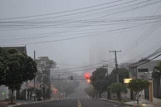 Às 6h da manhã a neblina encobria os prédios de Campo Grande deixando o cenário característico de inverno (Foto: Francisco Júnior)