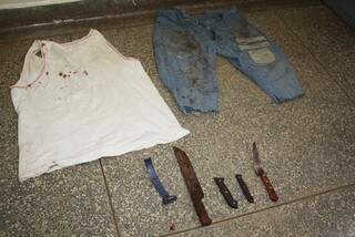 As roupas usadas por Marcos no momento das mortes e as quatro facas que usou para matar a mulher e as crianças (Foto: Sidney Bronka/94 FM)