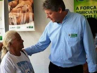 Jaime Verruck cumprimenta idosa em evento público (Foto: Governo do Estado/Divulgação)