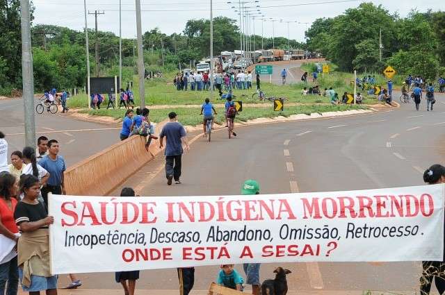 Servidores da Sesai bloqueiam MS-176 e denunciam falta de estrutura nas aldeias