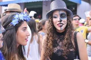 Amigas adolescentes curtem carnaval de bloco (Foto: Alcides Neto)