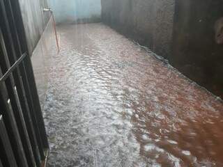 Varanda inundada por rua no Jardim Batistão. (Foto: Direto das Ruas) 