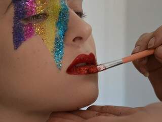 Foliã se rpreparando para o Carnaval com muito glitter para um rosto brilhante. (Foto: Thailla Torres) 