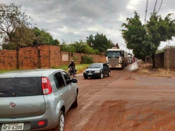 Duas horas ap&oacute;s acidente, rodovia continua interditada, mas h&aacute; desvios