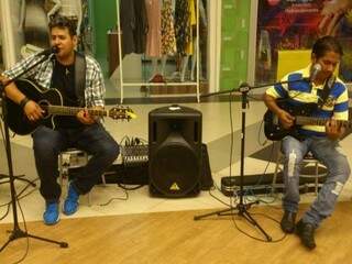 Há seis anos, dupla Carlos e Alexandre, passou a cantar em supermercados. (Fotos: Arquivo Pessoal)