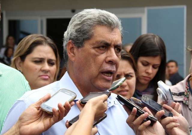 Puccinelli entrega &uacute;ltimos documentos a equipe de Azambuja dia 10