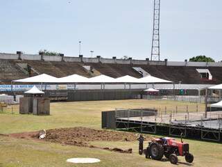 Com estrutura de show ainda no estádio, máquinas fazem retirada do gramado a partir de amanhã.