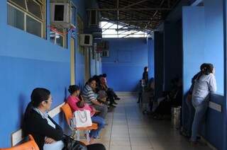 Paciente esperando por atendimento no CRS Nova Bahia (Foto: Alcides Neto/Arquivo)