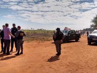 Policiais em fazenda onde ocorreu tentativa de ocupação, em Caarapó (Foto: Divulgação/PM)