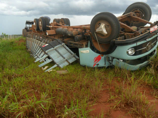  Motorista fica ferido ap&oacute;s caminh&atilde;o boiadeiro capotar em Tr&ecirc;s Lagoas