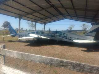 Hangar e aeronaves em fazenda de Aquidauana; uma delas seria levada por dupla (Foto: Batalhão de Choque)