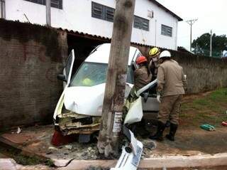 Com impacto, carro ficou destruído (Foto: Divulgação/ PM)
