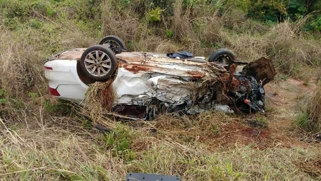 Acidente entre carro e carreta mata uma pessoa e deixa três homens feridos