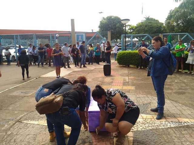 Em protesto, alunos bloqueiam entrada da reitoria da UFMS
