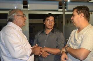 Da  esquerda, presidente da Assembleia, Jerson Domingos e o verador Cleidinaldo, do meio, que  negociou com os indígenas. (Foto: Simão Nogueira)