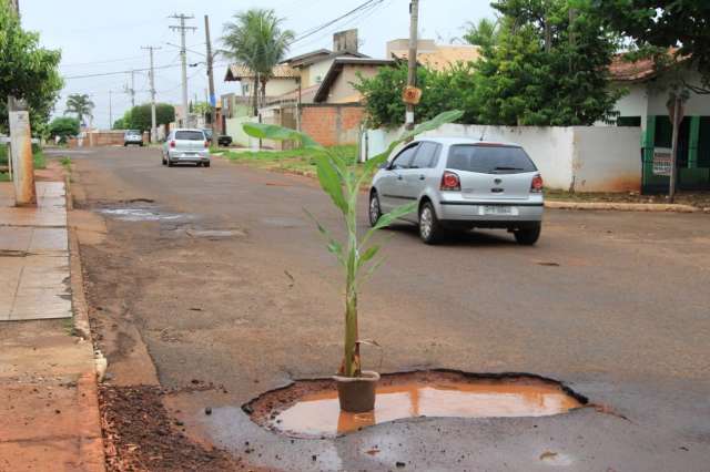 Motoristas sinalizam buraco com bananeira no Jockey Ckub