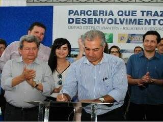 Ontem, em Iguatemi, Governador assinou a entrega de cinco pontes. (Foto: Divulgação)