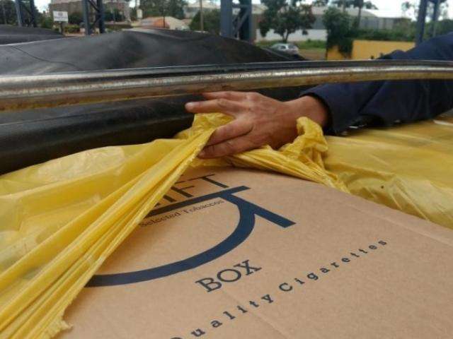 PRF apreende caminh&atilde;o com 240 mil ma&ccedil;os de cigarros na BR-060