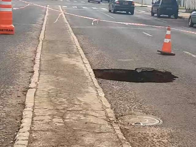 Chuva reabre buracos e atrapalha tr&acirc;nsito em ruas da Capital