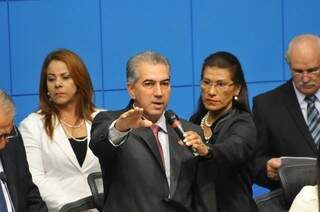 Reinaldo Azambuja faz o juramento após ser empossado governador (Foto: Alcides Neto)