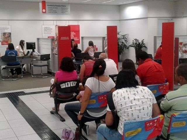 Procon autua ag&ecirc;ncias banc&aacute;rias por demora em filas de atendimentos 