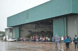 Cerca de 200 pessoas foram na manhã deste sábado à Base Aérea da Capital (Foto: Vanessa Tamires)