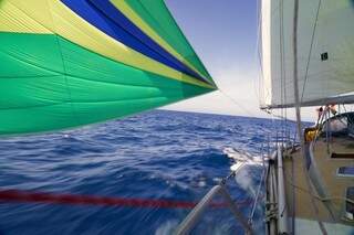 Impulsionado por uma leve brisa, barco em alto-mar entre as ilhas Canárias e o Cabo Verde. (Foto: Tassio Azambuja)