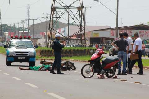 Na fuga, motociclista bateu em moto e carro antes de morrer atropelado