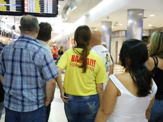 Grupos v&atilde;o &agrave; manifesta&ccedil;&atilde;o no aeroporto, mas &#039;convidados&#039; n&atilde;o comparecem
