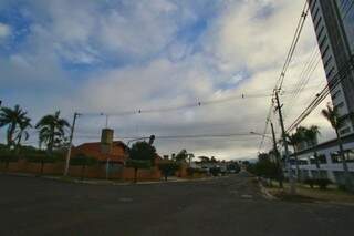 Manhã de sábado é de céu parcialmente nublado em Campo Grande. (Foto: André Bittar)